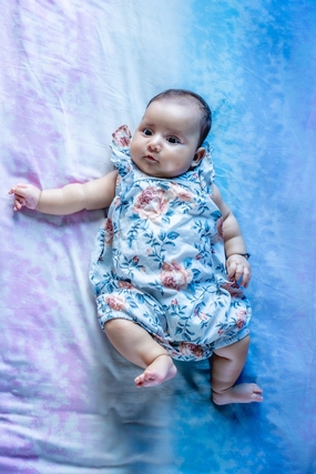 可爱满月宝宝写真摄影图片